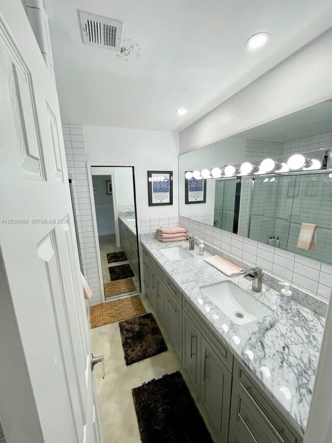 Building Photo - 416 N Rainbow Dr