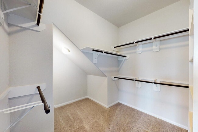 Building Photo - 5 bedroom 2.5 bath home in Bryan