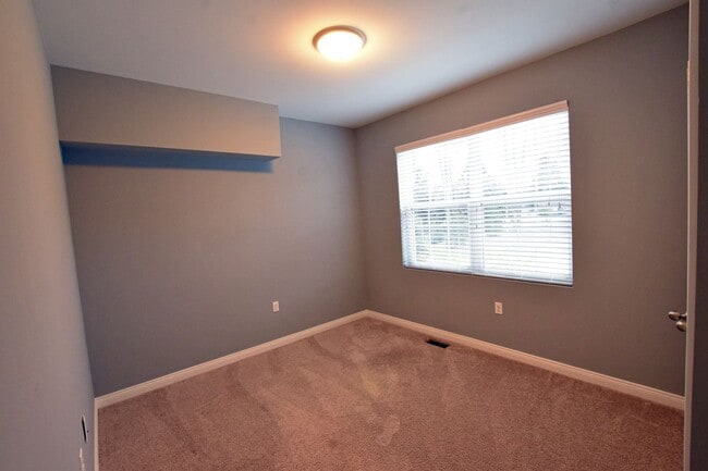 Building Photo - 3-Bedroom, 2-Baths, 1350 SF condo-style apartment, Upper Unit in Shelby Township.