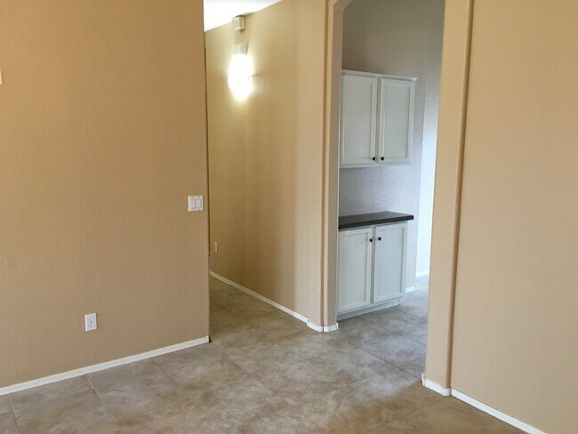 Building Photo - **GORGEOUS 3br/2ba/2garage HOUSE (GREENFIE...