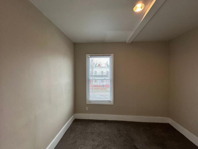 Building Photo - Renovated 3 Bedroom Duplex Apt available I...