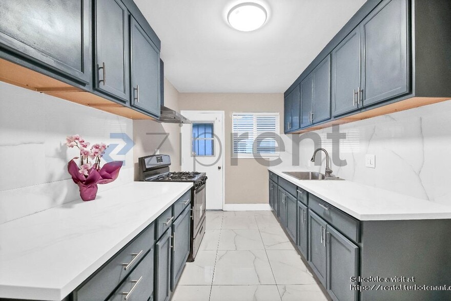 Building Photo - 1434 S Sycamore St