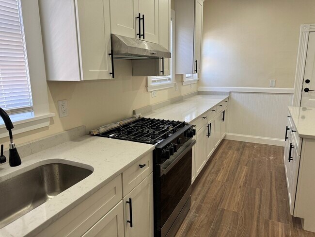 Building Photo - 474 Talbot Ave