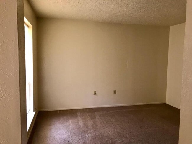 Building Photo - 728 Oak Hill Dr