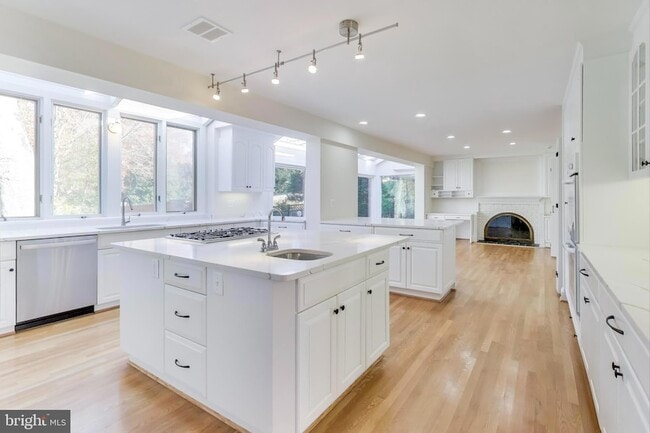 Building Photo - 4001 N Ridgeview Rd