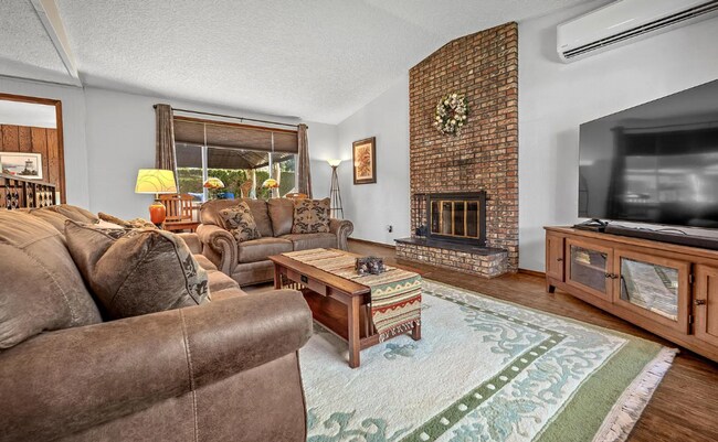 Building Photo - Charming Mid-Century Modern Ranch Home, 2 Bedroom 2 Bathroom, Lots Of Natural Lighting!