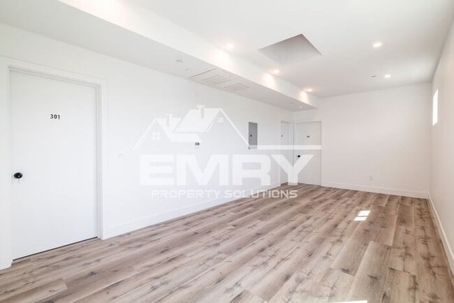 Building Photo - Student Accommodation Los Angeles CA 90018