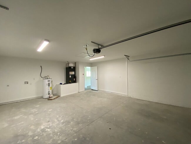 Building Photo - Silver Springs Shores - Welcome Home