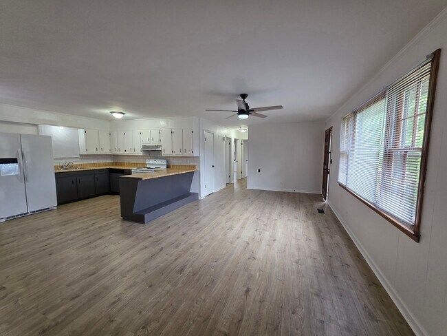 Building Photo - FOR LEASE Charming All-Brick Home on 1 Acr...