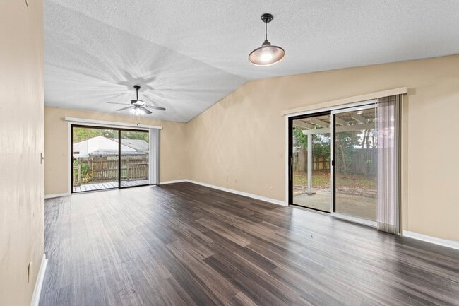 Building Photo - IDEAL LOCATION!