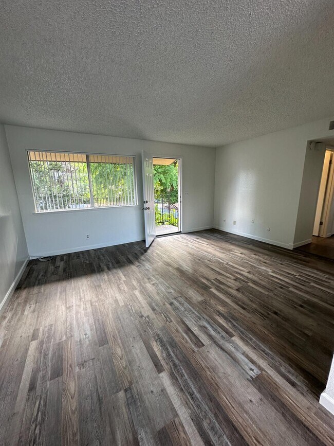 Building Photo - 1069 Cherry Ln