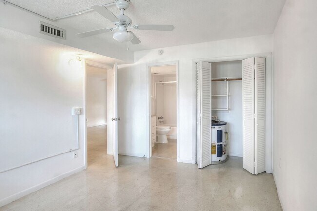 Building Photo - 2-Bedroom, 1-Bathroom Condo in Winter Haven