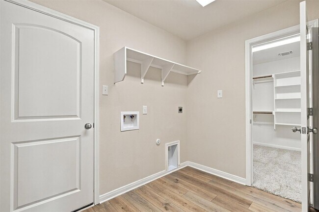 Building Photo - 808 Fallbrook Dr