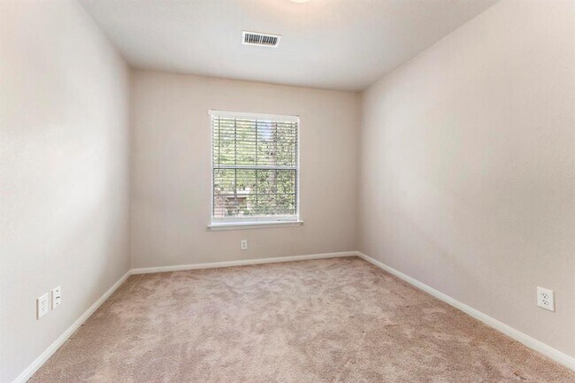 Building Photo - 46 Alderon Woods Pl