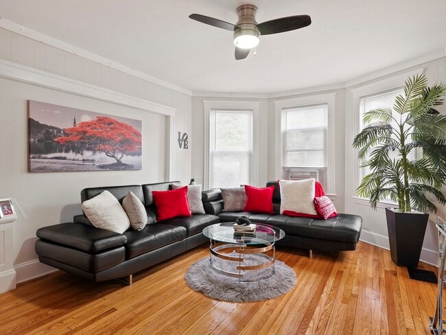 Building Photo - 10 Edgemere Rd