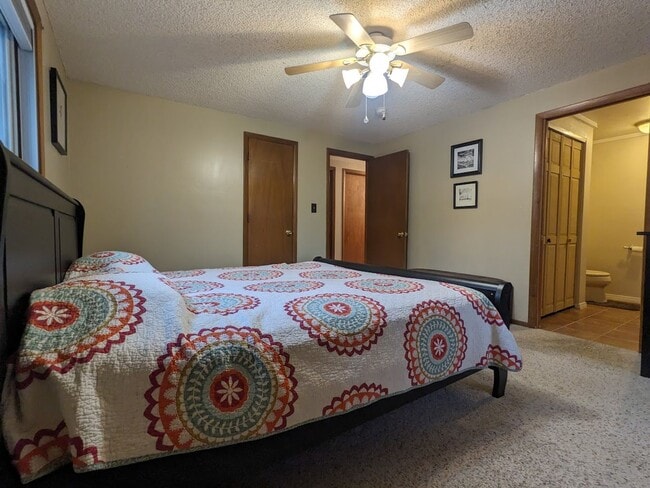 Building Photo - Beautiful open floorplan - 3 Bedroom/ 2 Ba...