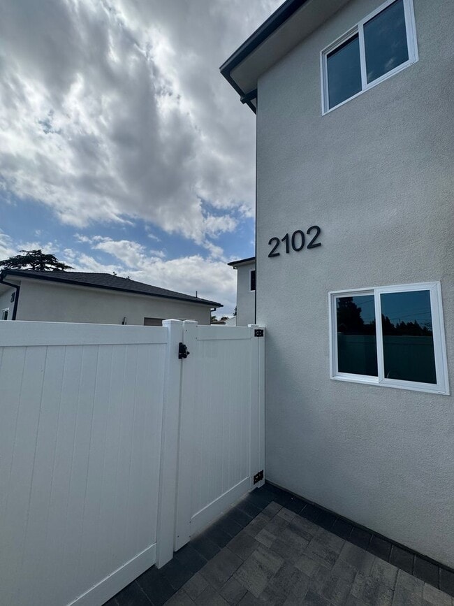 Building Photo - Spacious 1000 Sq. Ft. First-Floor Back ADU...