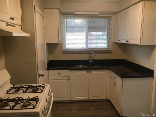 Building Photo - 12851 Rosemary Blvd