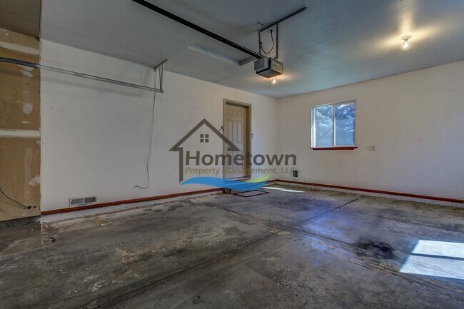 Building Photo - Sweet 2 Bed 1 Bath House with a Fenced Yard in Post Falls!