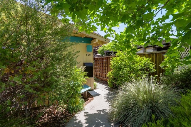 Building Photo - 4 Bed / 2 Bath Welcoming Midtown Palo Alto...