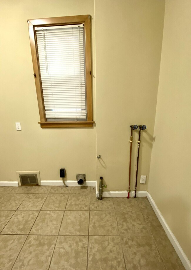 Building Photo - 611 Crown Ave