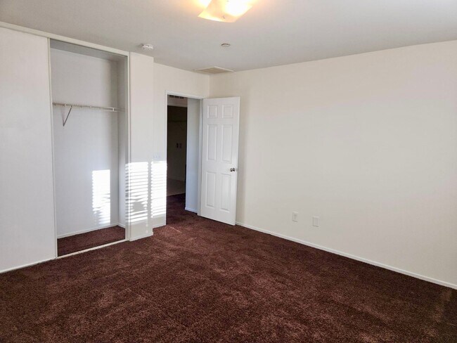 Building Photo - Newer 5 Bedroom home in quiet Lancaster co...