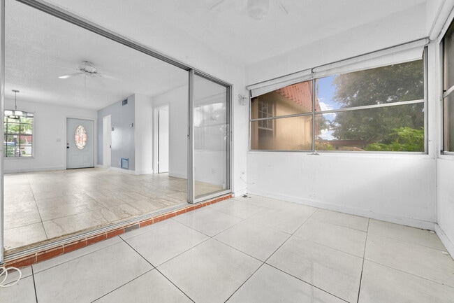 Building Photo - 811 Salem Ln