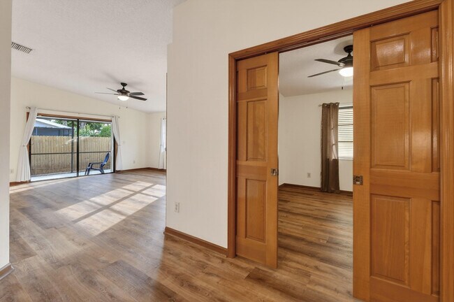 Building Photo - 6016 Pompano St