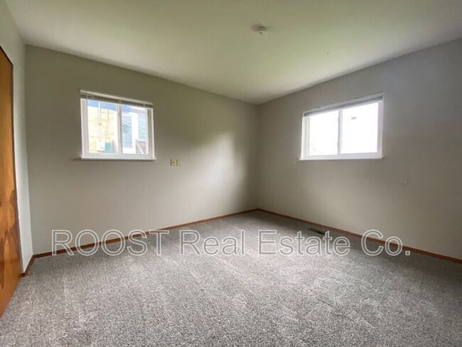 Building Photo - 906 W Lake Ave