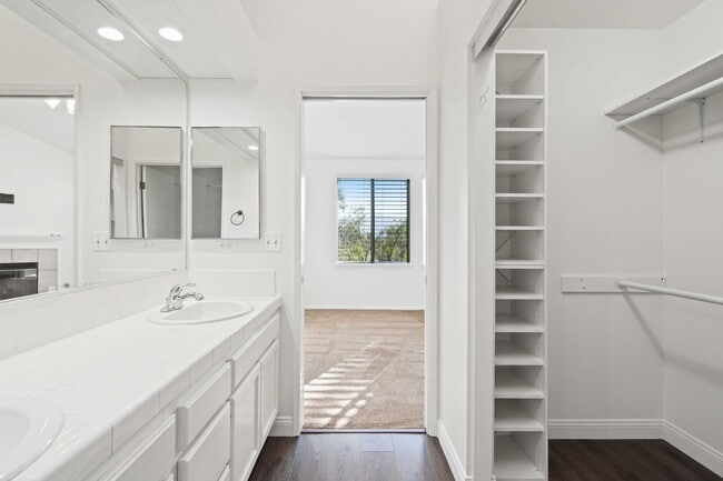 Building Photo - Gorgeous 2 Story Townhome in Valencia!