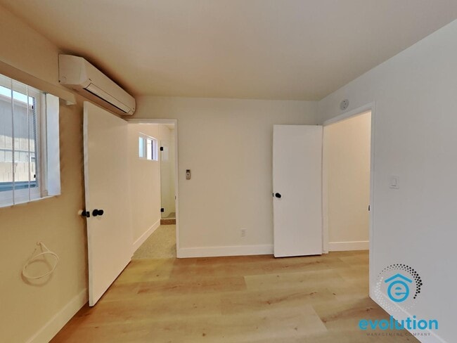 Building Photo - 734-740.5-7405 Jamaica Ct
