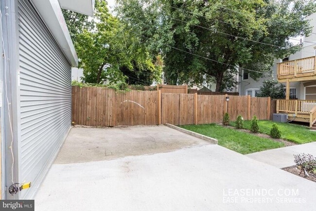 Building Photo - 547 Park Rd NW