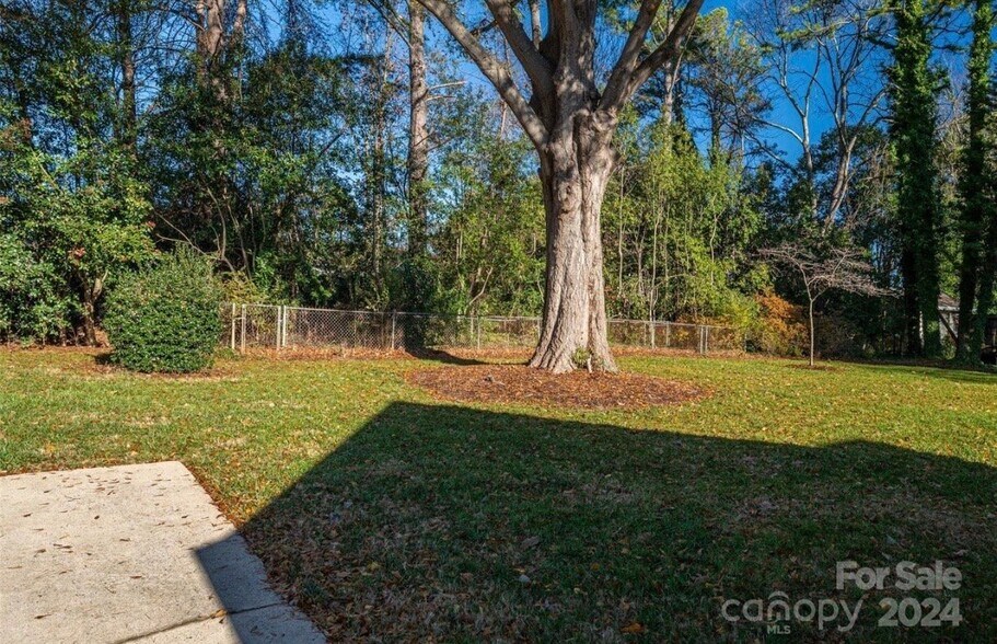Building Photo - 3030 Courtland Dr