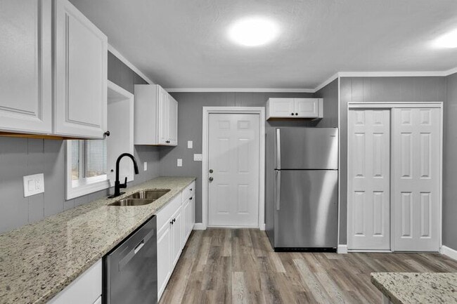 Building Photo - 815 Sherwood Dr