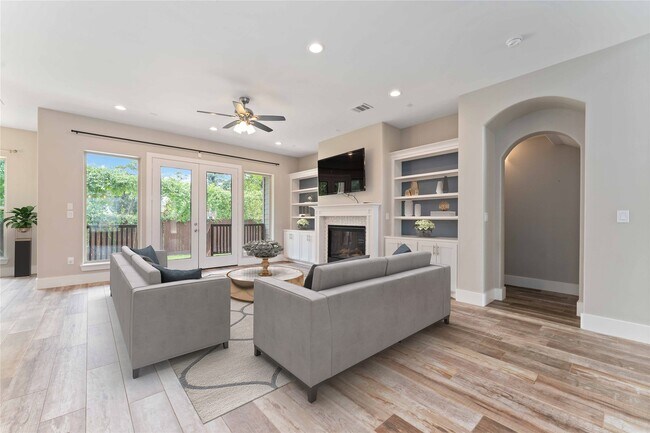 Building Photo - 4310 Fernwood Dr