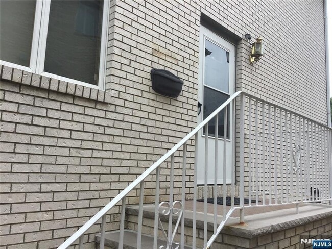 Building Photo - 411 Chestnut St
