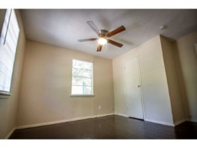 Building Photo - Discover Your New Home in the Heart of San Antonio's East Side