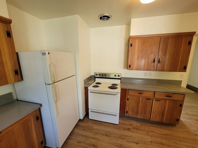 Building Photo - Lovely 2 Bed + 1 Bath in Forest Grove!! Near Pacific University!