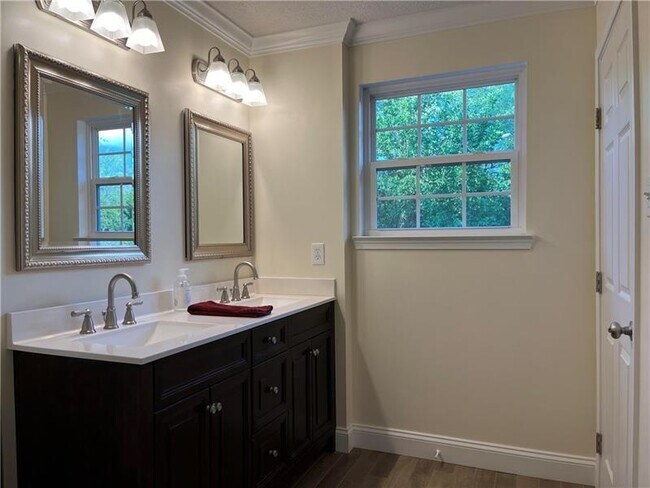 Building Photo - 266 Maple Ridge Dr