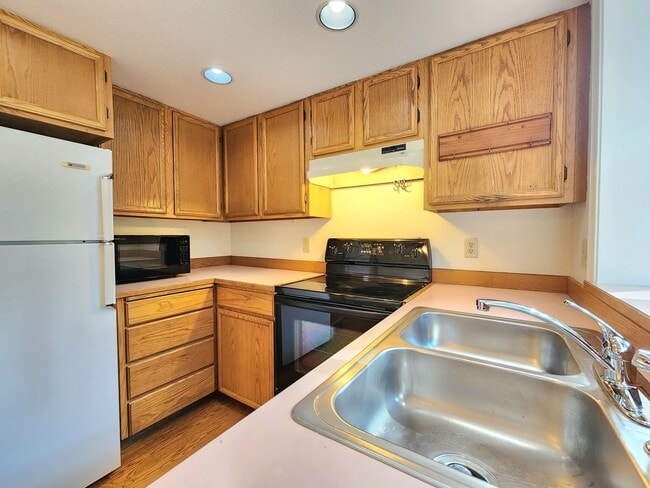 Building Photo - 2 Bedroom / 2 Bath Home in Everett