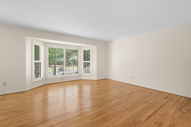 Building Photo - 3 Bed 3.5 Bath - Rockville Townhome - 2 Ca...