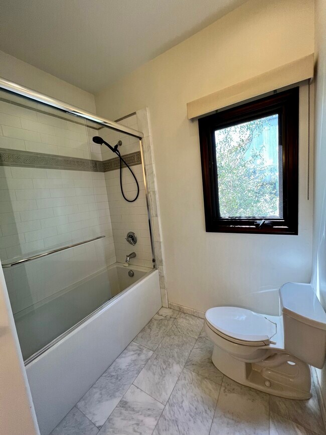 Building Photo - 2281 N Beachwood Dr