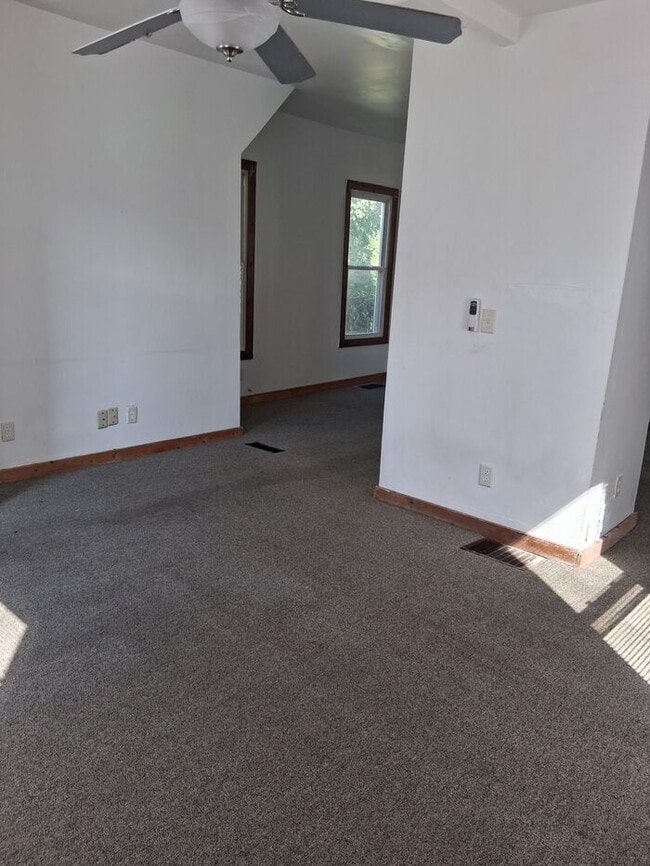 Building Photo - Charming 2-Bedroom Home in Rockford – Upda...