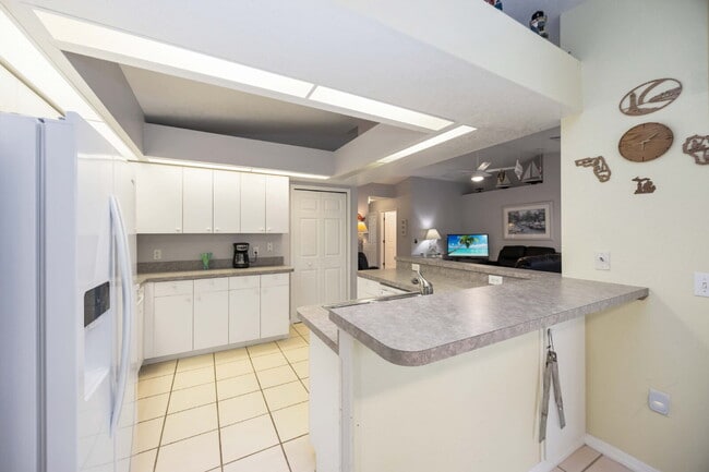 Building Photo - Nestled in the picturesque community of Rotonda Lakes!