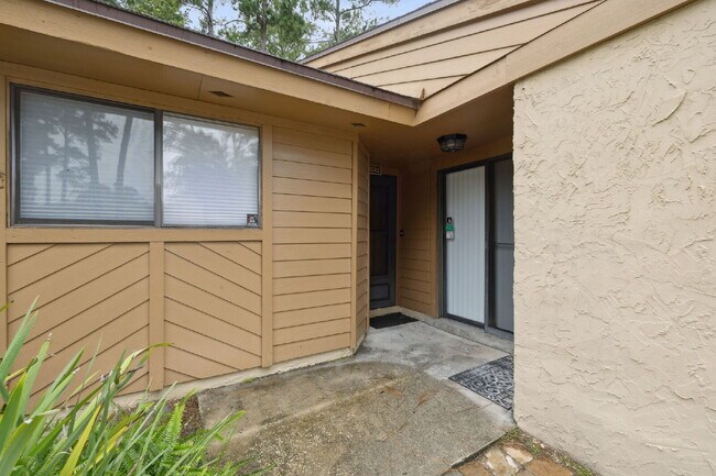 Building Photo - Charming Townhouse Retreat for Rent!