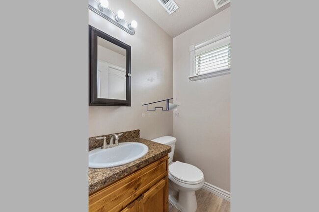 Building Photo - Fantastic Ogden 3 Bedrooom Townhouse!