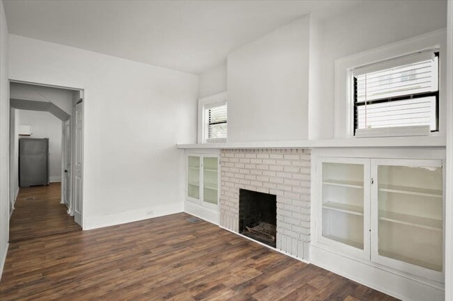 Building Photo - Beautifully Renovated 2/1 Unit in Historic...