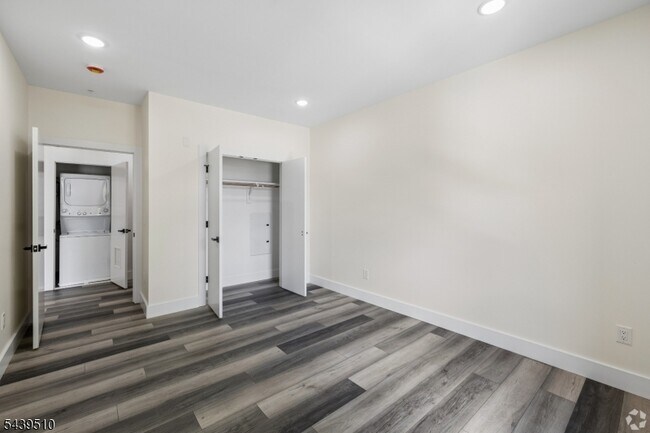 Building Photo - 448 S Orange Ave