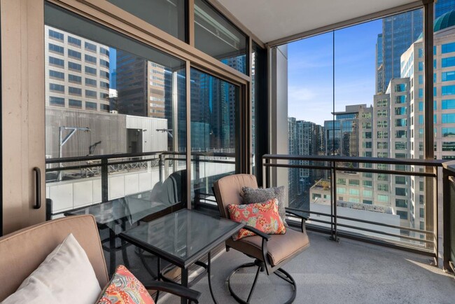 Building Photo - Madison Tower & Hotel 1000 - 1 bedroom + den