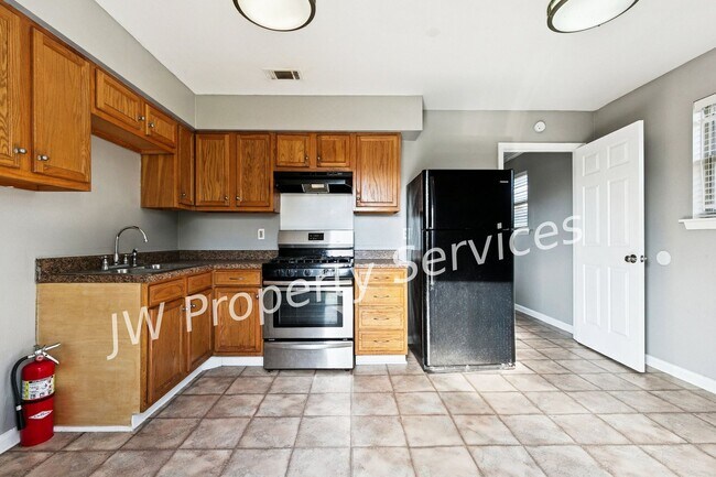 Building Photo - 2203-2203 Octavia Dr